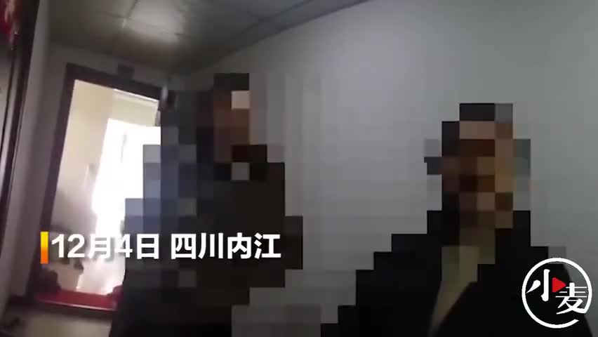 视频：女子玩手机走错单元楼 叫来开锁匠后目瞪口呆