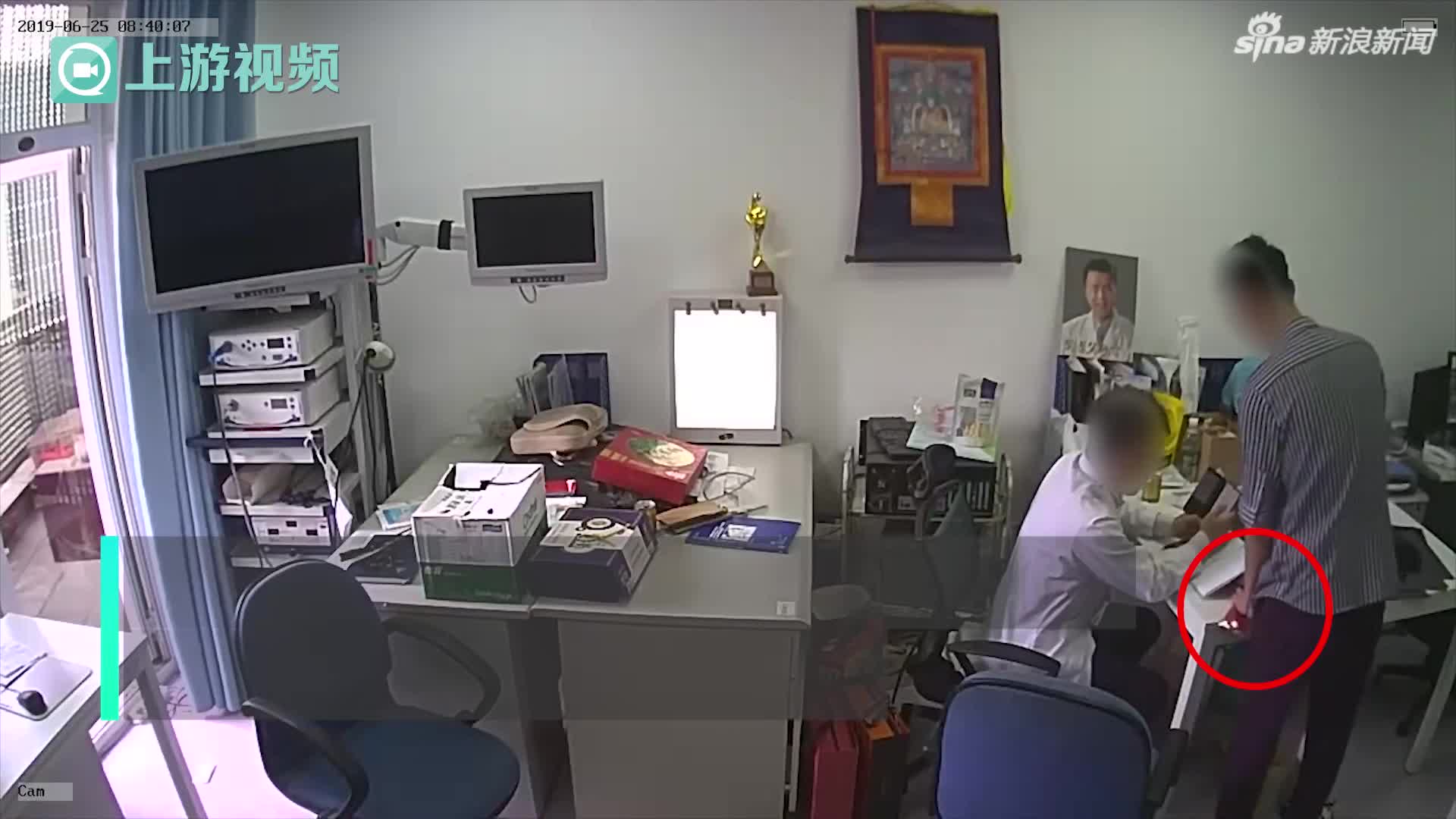 视频-监控曝光 首都儿研所一医生被指多次收受患者