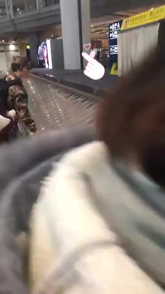 视频-兵哥哥机场等行李时的温暖一幕