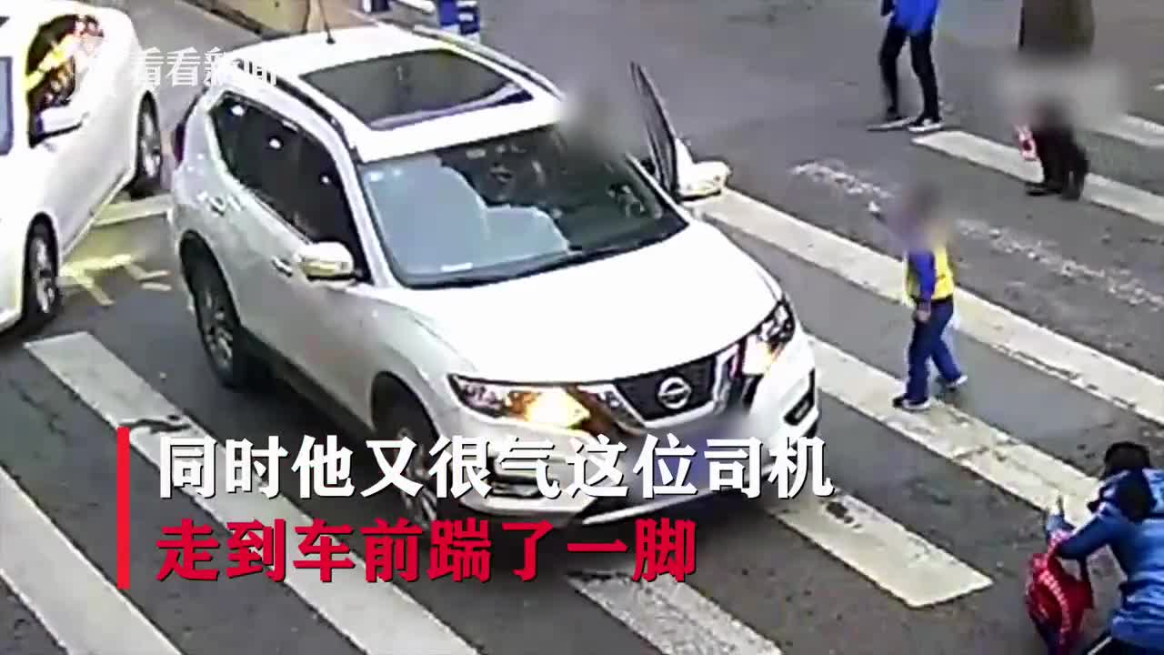 视频：斑马线上被撞倒 小男孩扶起母亲后怒踹撞人轿