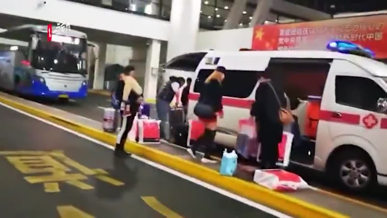 视频-浦东机场救护车闪灯接机？上海机场：系员工私