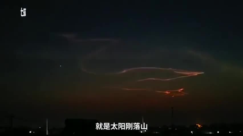 视频-多地上空现龙状云：系火箭尾迹被照亮