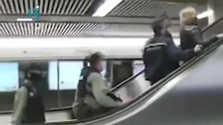 视频：香港暴徒堵地铁遭市民群起怒斥 被架走扒下口