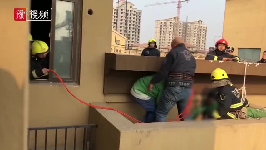 视频：3熊孩子逃学怕被发现 藏身17楼阳台一动不
