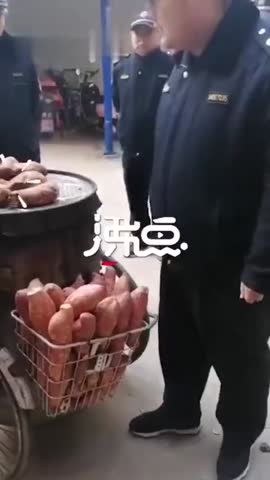 视频|城管买下违规摆摊商贩全部红薯：管它有多少 