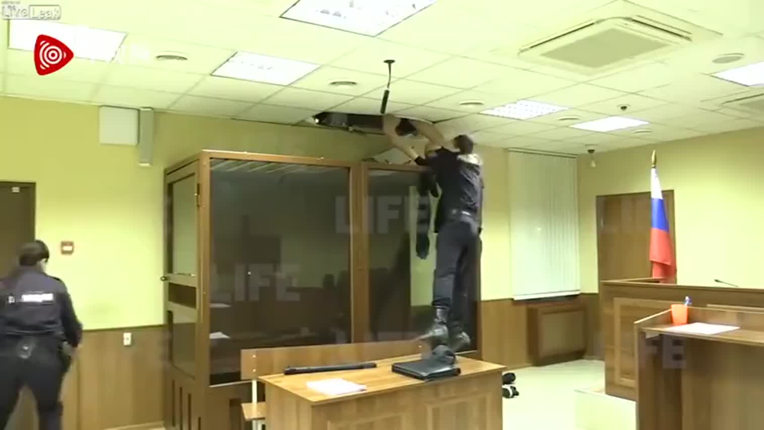 视频-俄罗斯男子当着警察面越狱：用头撞开天花板