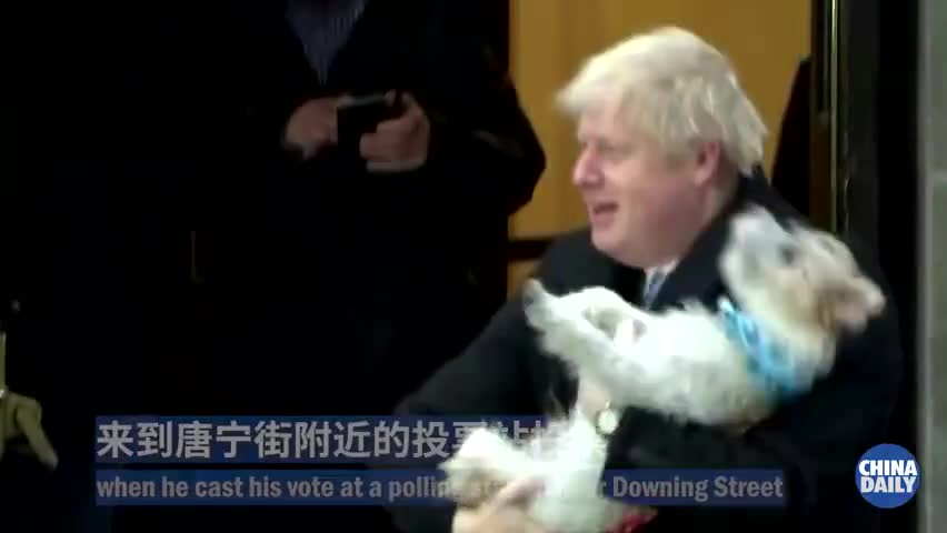 视频：英国首相带狗参加大选投票 投完亲了狗子一口