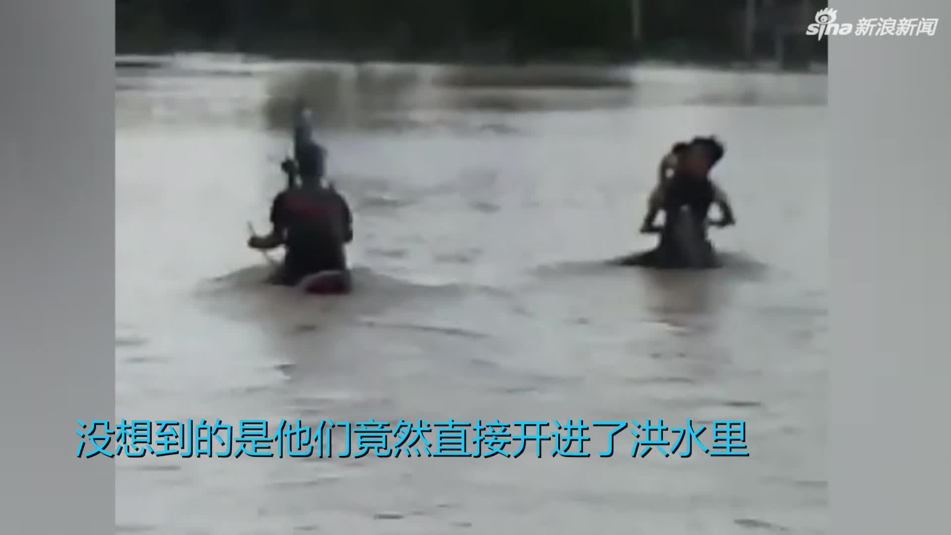 视频-马来西亚两兄弟改装摩托车洪水中穿行 只剩脑