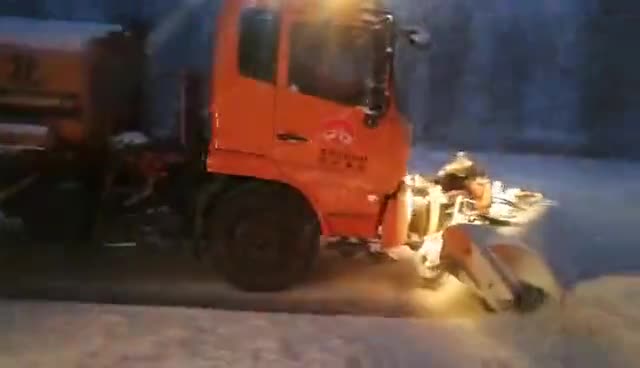 视频：北京下雪 扫雪车上路清扫积雪