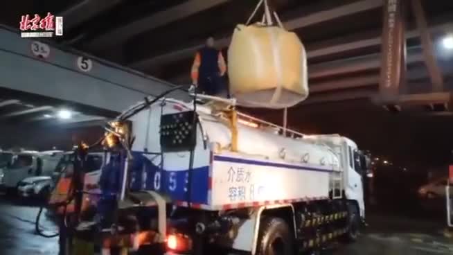 视频：北京除雪设备连夜集结 5万环卫工备勤扫雪