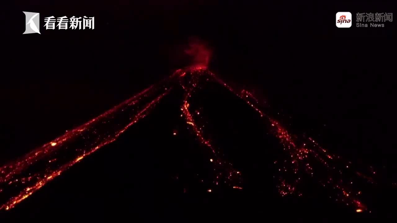 视频｜震撼！厄瓜多尔火山黑夜喷发 红色熔岩流淌金