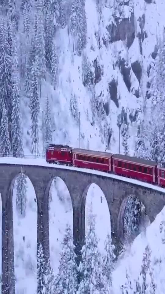 视频-瑞士雪国列车 暴风雪中进隧道