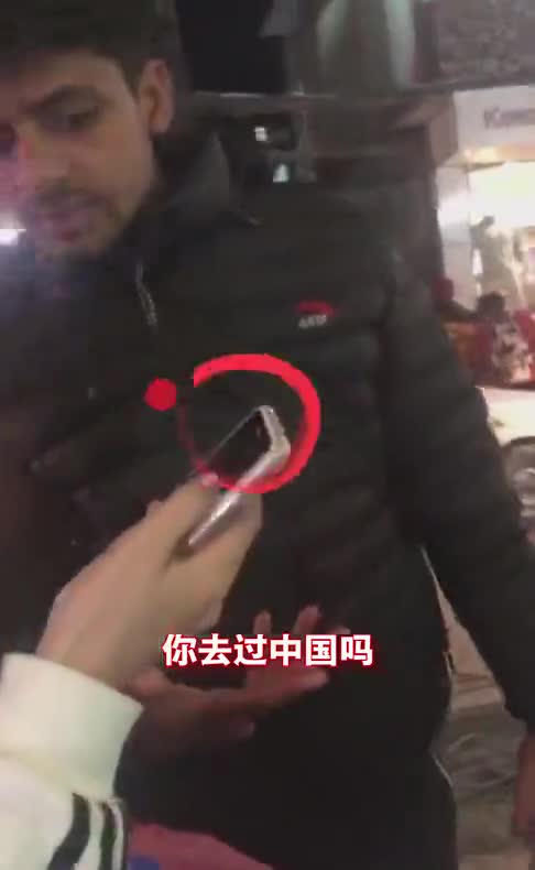 视频-外国小伙被女生问有没有去过中国 一句中文回