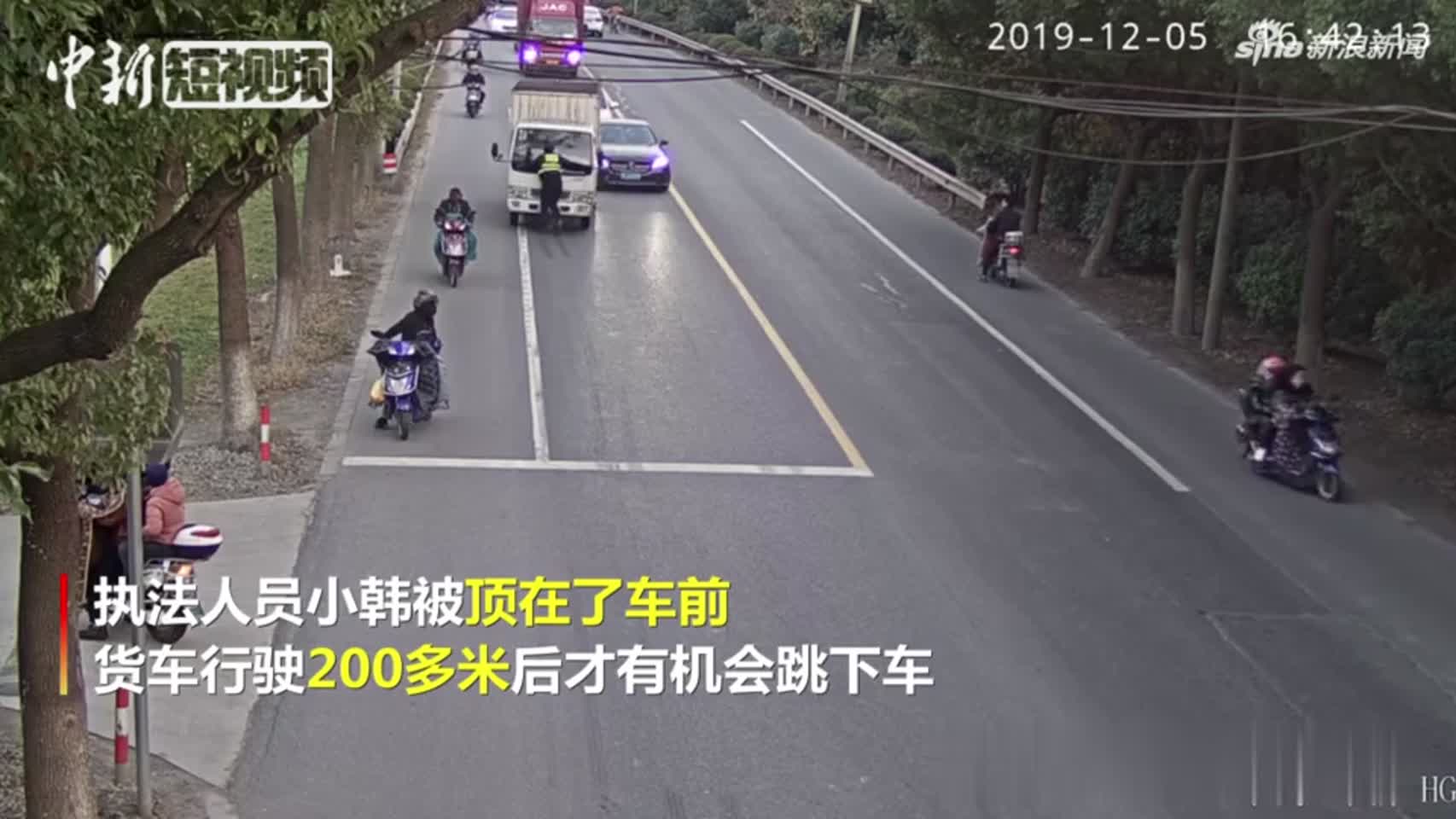 视频-上海一摊贩开货车“顶”城管200多米