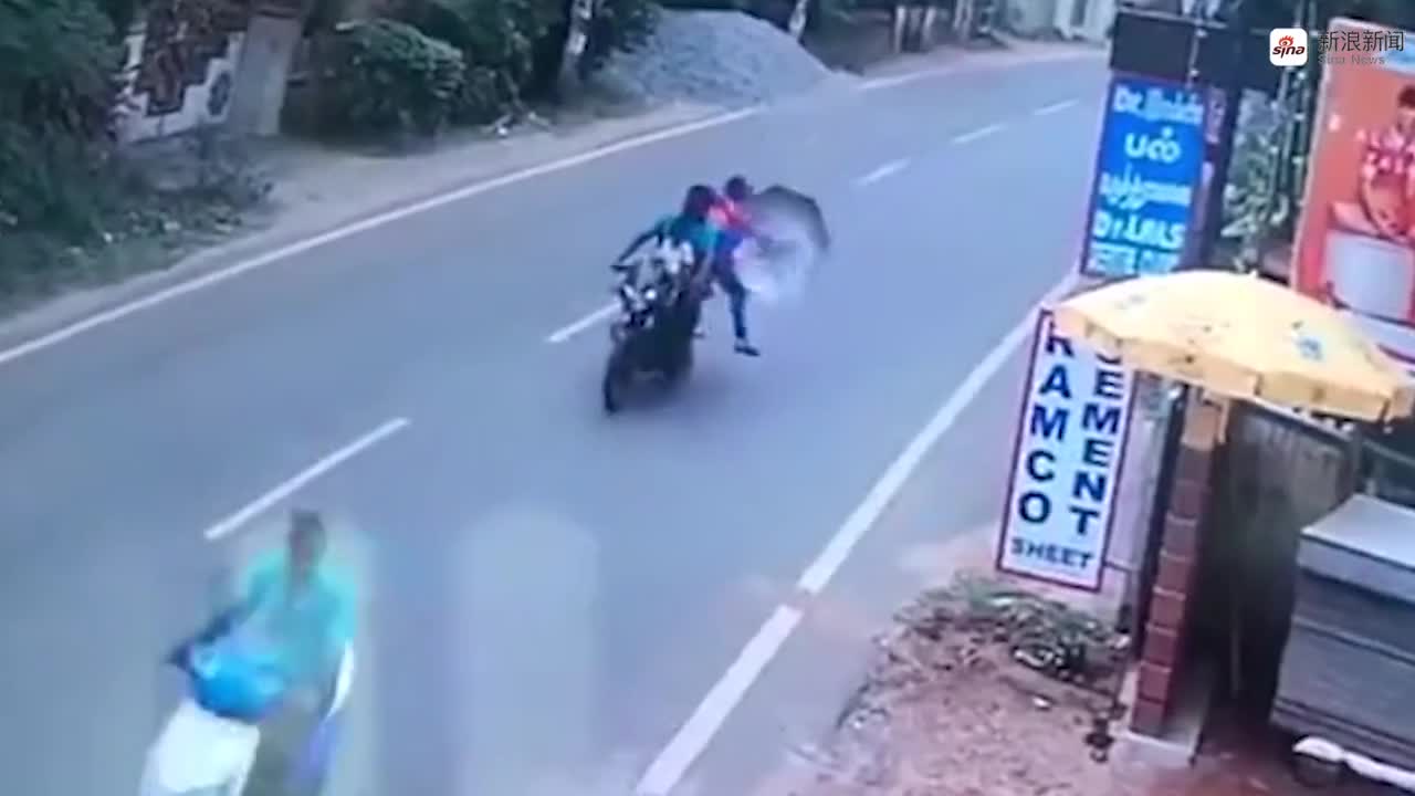视频|看着好痛！女子坐摩托车撑伞摔下车