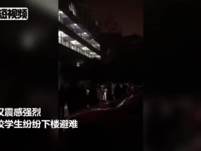 湖北孝感发生4.9级地震 武汉高校学生户外避难