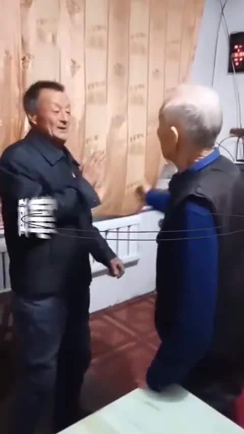 视频-75岁儿子不让105岁父亲喝酒！老父亲气急