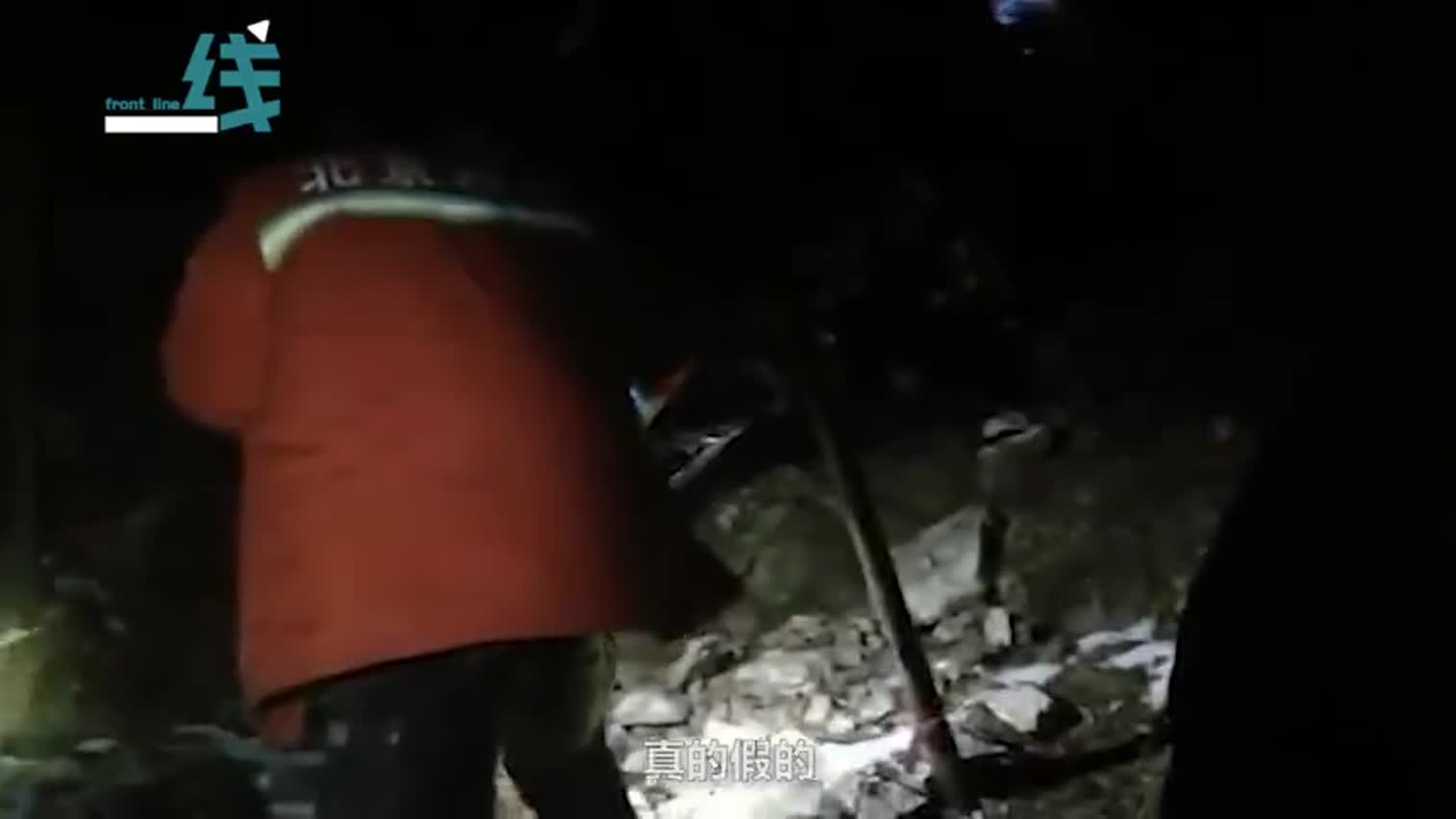 视频|两男子为偷长城砖被困山上 消防员笑问：一块