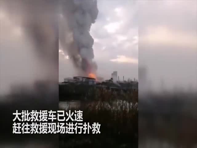 视频|杭州一化工厂仓库火灾：明火已被扑灭 无人员