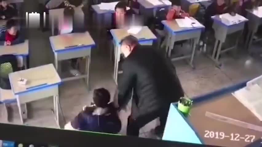 视频|抽打、拧脸、倒抱女生 龙港小学老师体罚学生