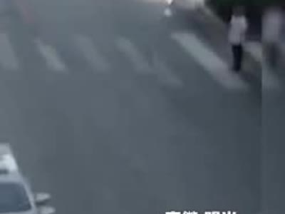 安徽一5岁男孩横冲马路，差点出事！万幸！