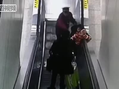 惊险！母亲和婴儿即将摔下电梯 小伙子飞奔救人
