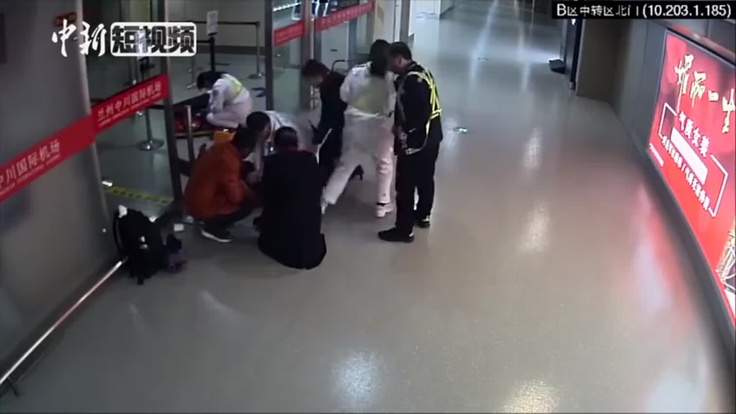 视频-老人呼吸心跳骤停 机场上演生死搏弈