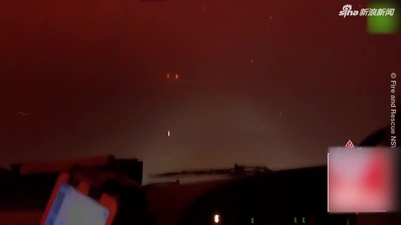 视频：宛如地狱景象！澳大利亚消防员开车穿越山火森