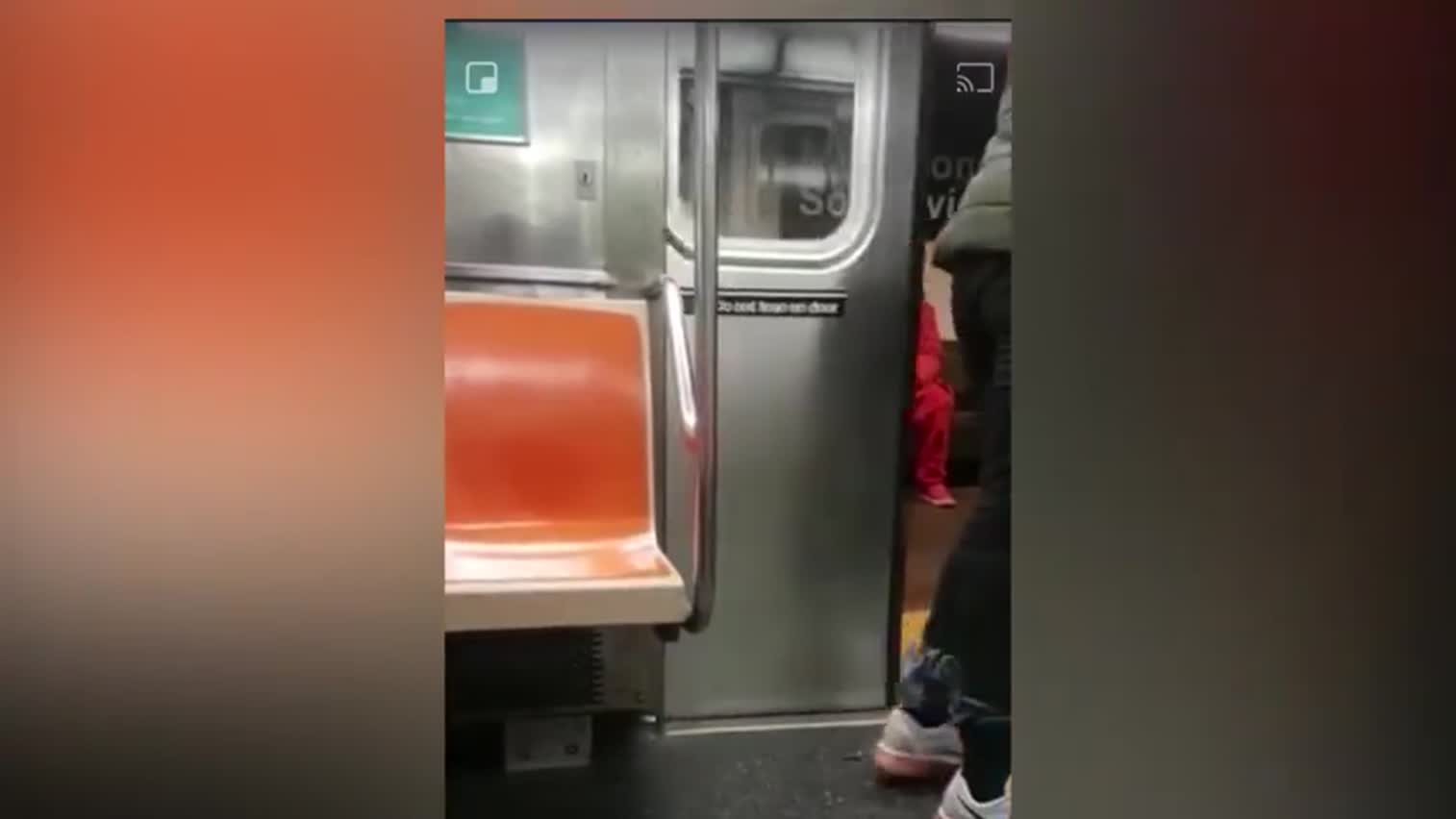视频-纽约地铁现绑人事件 红衣男抱起熟睡女子就跑
