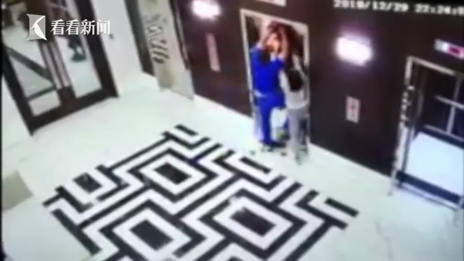 视频-女子遛狗把牵引绳忘在电梯里 下一秒宠物狗被