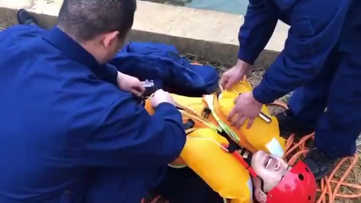 视频-消防员救出落水者冻得发抖 群众阿姨心疼叫：