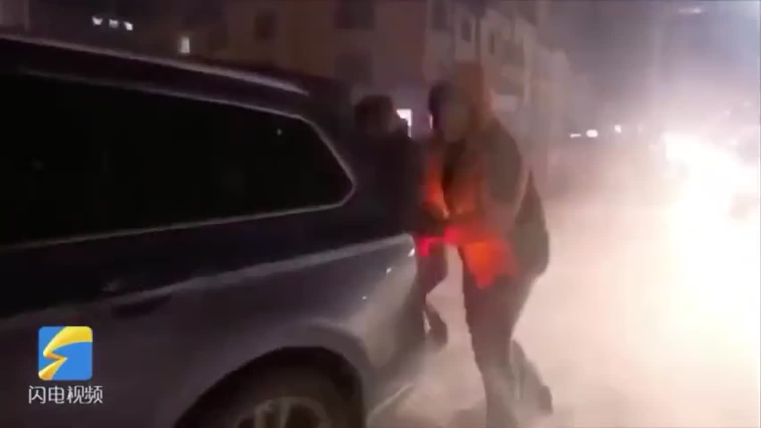 视频-雪中“暖男”！小伙雪中帮忙推车20多辆
