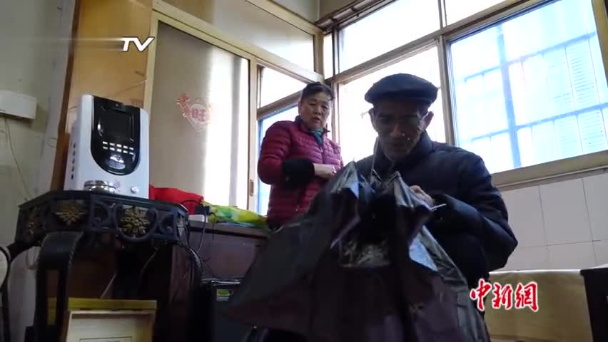 视频|江西77岁老人维修废伞千余把免费送路人