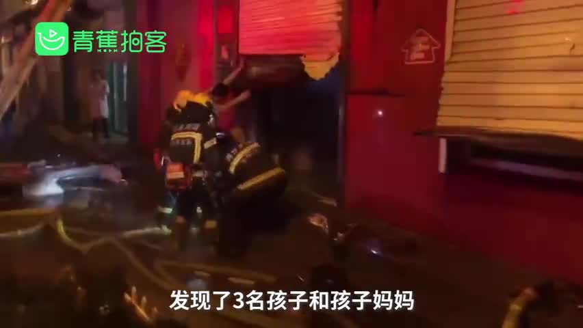 视频-消防员火中摘下面罩给幼童 出火场后呕吐不止