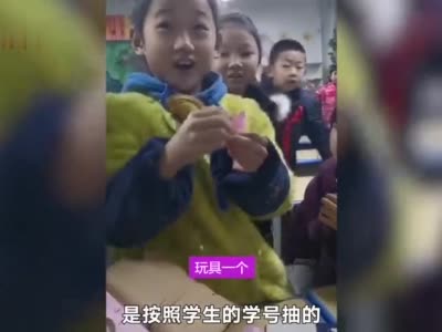 期末抽奖小学生抽中一套试卷 老师：感觉他不是很高兴