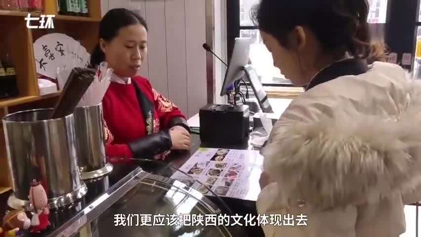 视频-西安女子穿唐服逛大唐不夜城遭游客围堵 被误