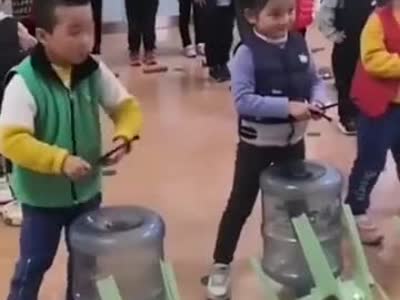 近日，安徽阜阳，一段幼儿园小朋友将矿泉水桶当鼓表演的视频走红。