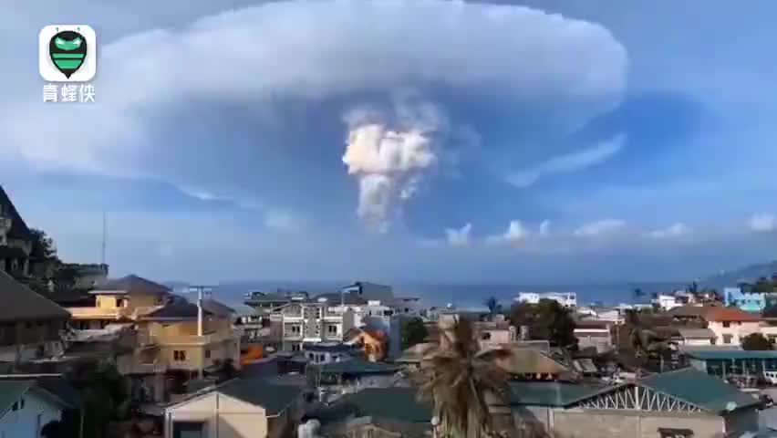 视频-菲律宾旅游胜地火山喷发 现场黑烟带闪电空中