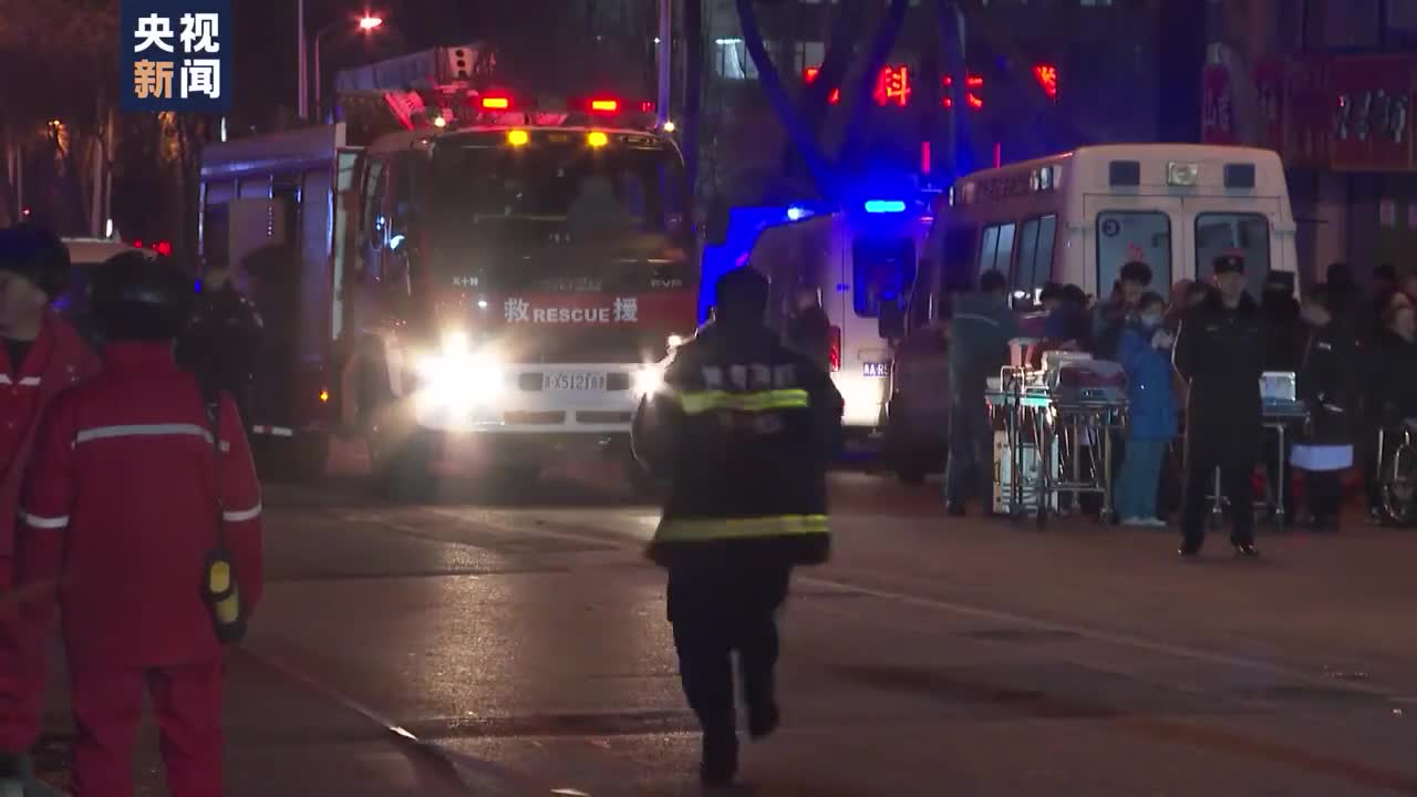 视频：青海西宁路面塌陷公交车坠坑 救援现场公交已