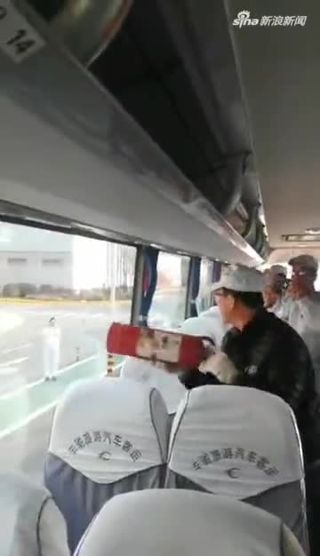 视频-大巴车上遇紧急情况 窗户逃生标准示范