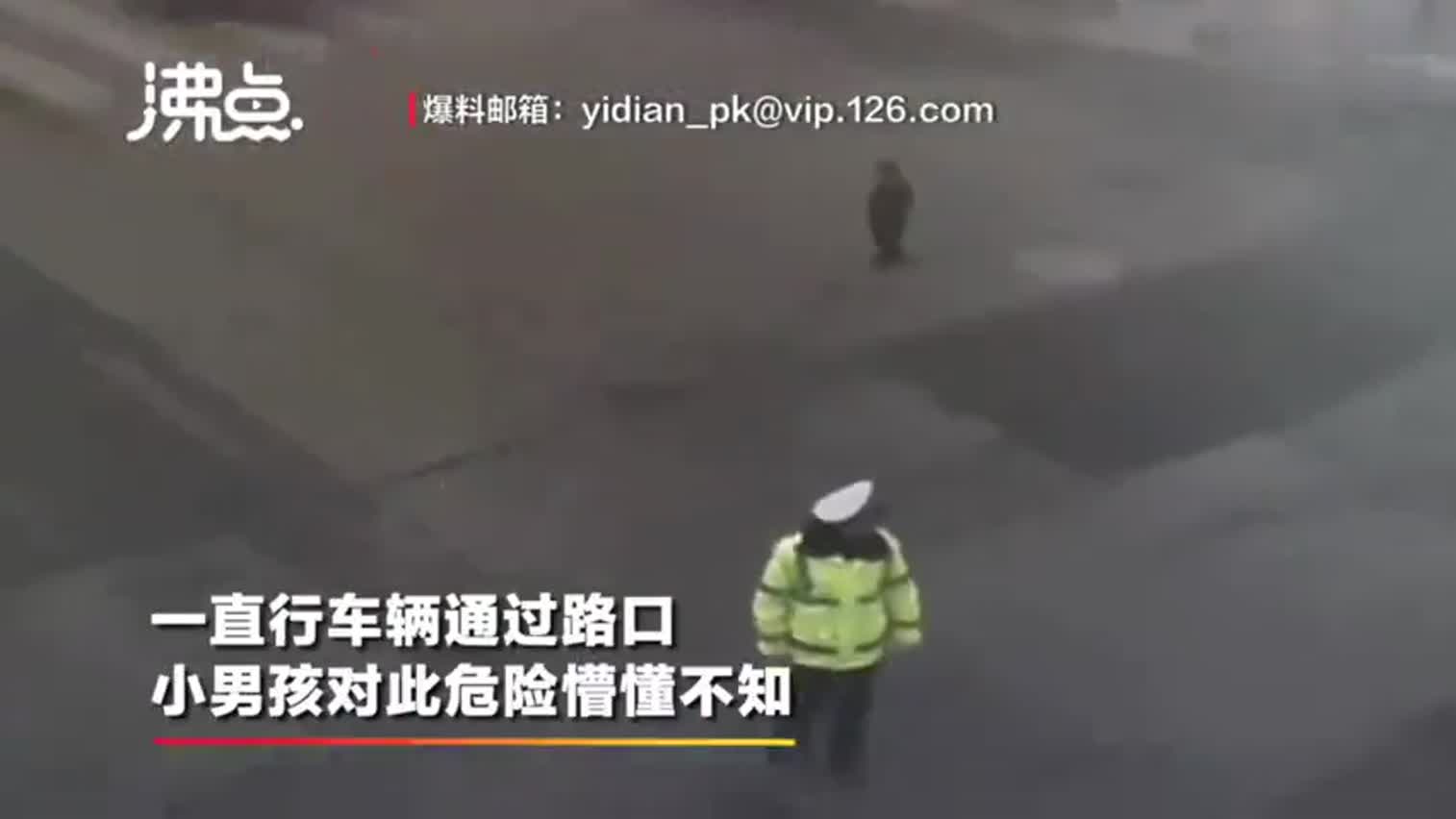 视频-民警飞奔救下幼童避免被撞 你跑起来的样子真