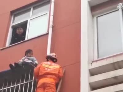 惊！四岁女童独自在家跌落二楼防盗窗上 消防员成功营救