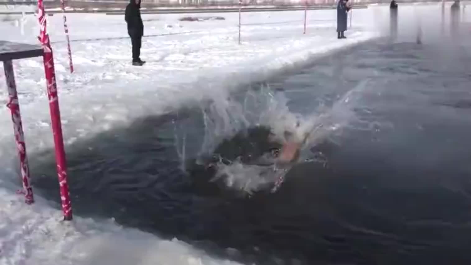 视频-厉害了内蒙古大爷大妈 -30℃光膀子冬泳