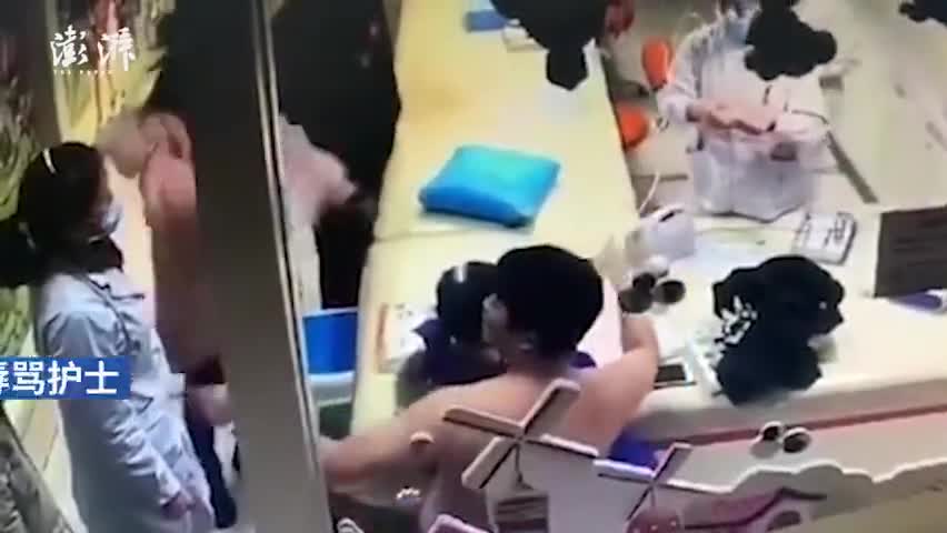 视频：患儿母亲拿输液包砸护士 致其鼻骨粉碎性骨折
