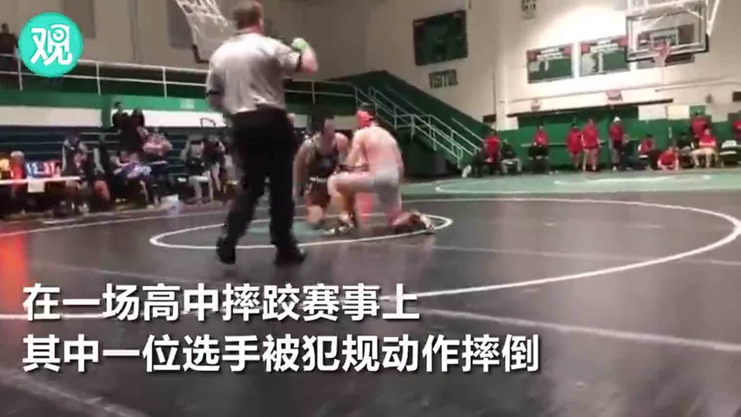 视频-见儿子被犯规动作摔倒 父亲冲上赛场推到对手