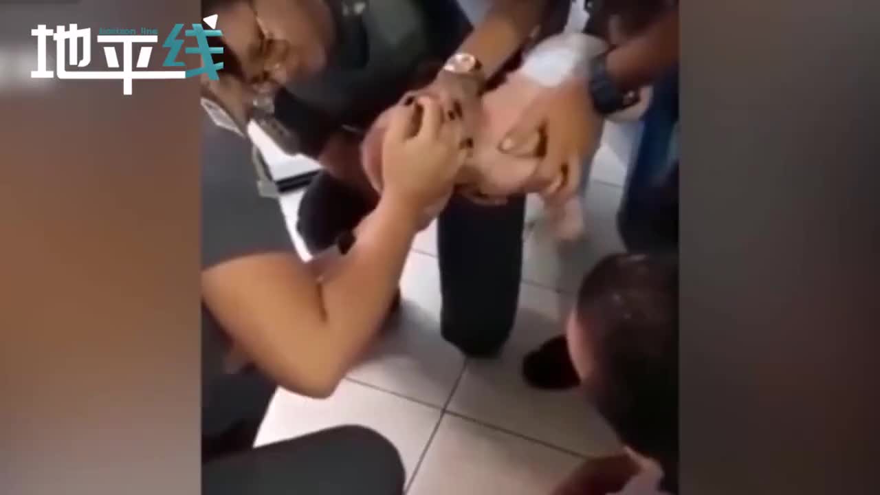 视频-巴西小婴儿呛奶呼吸困难 女警察口对口呼吸抢