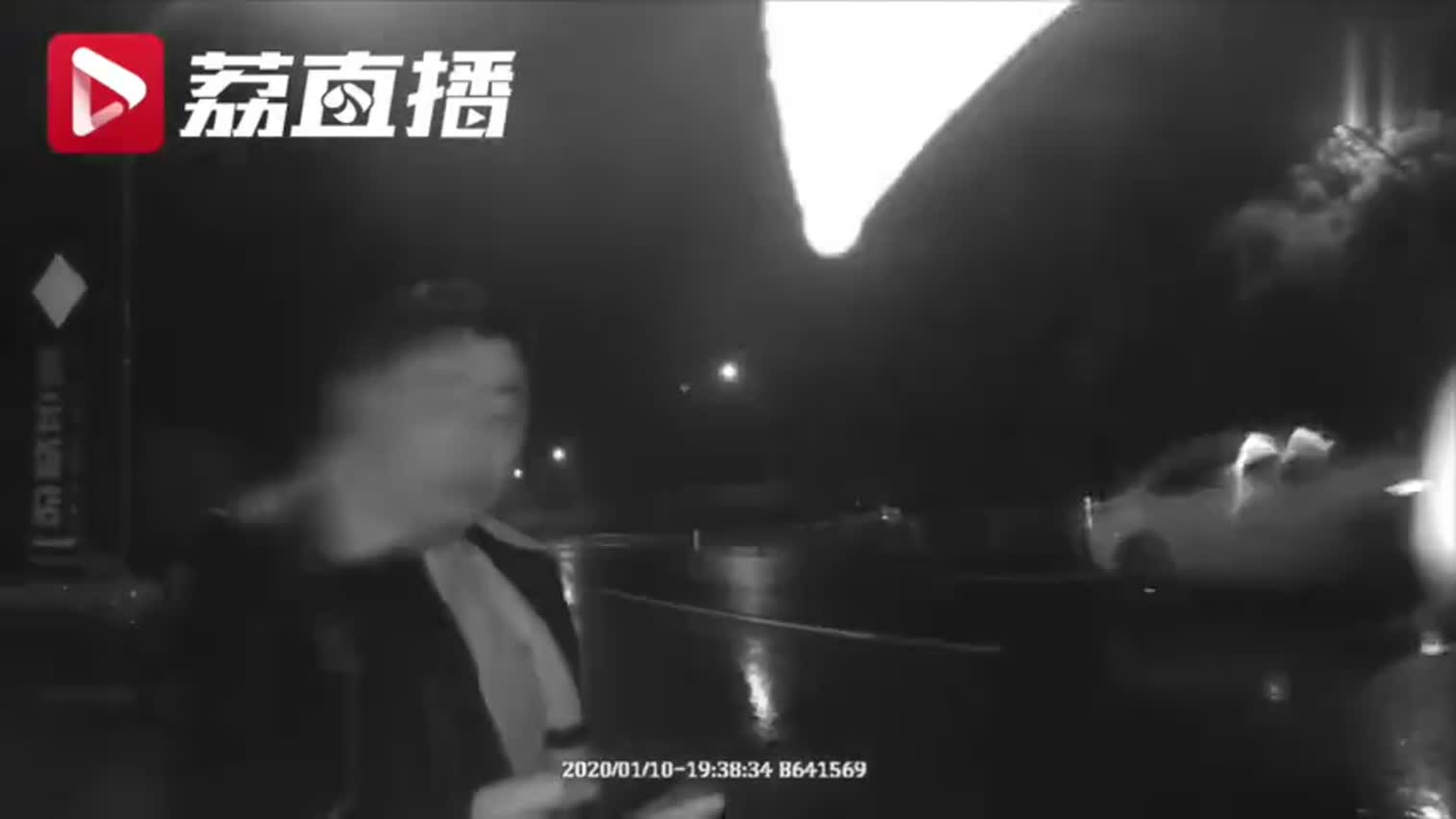 视频：男子车祸现场拍照凑热闹 下一秒被撞倒骨折