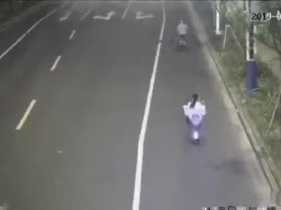 安徽宣城一女士骑车时看帅哥太专心，直接撞上前方老大爷！！！[摊