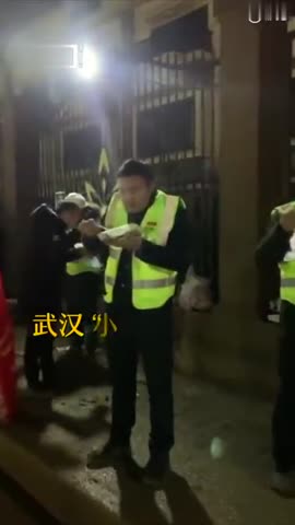视频-武汉“小汤山”医院开建，施工工人路边站立吃