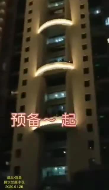视频-宜昌一小区上千名住户隔空齐唱《歌唱祖国》 